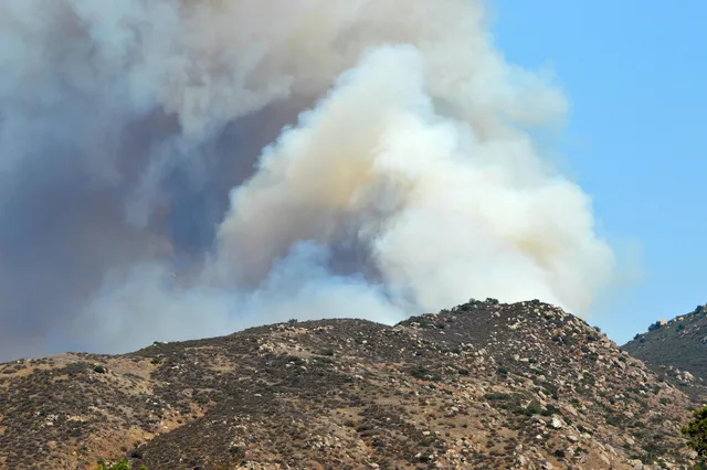 wildfire, smoke, heat, burning, hot, fire, danger, blaze, disaster, hills, nature, mountains, sky, bushfire, usa, california, blue fire, blue smoke. How climate risk changes commercial property premiums in Californian and Floridian markets