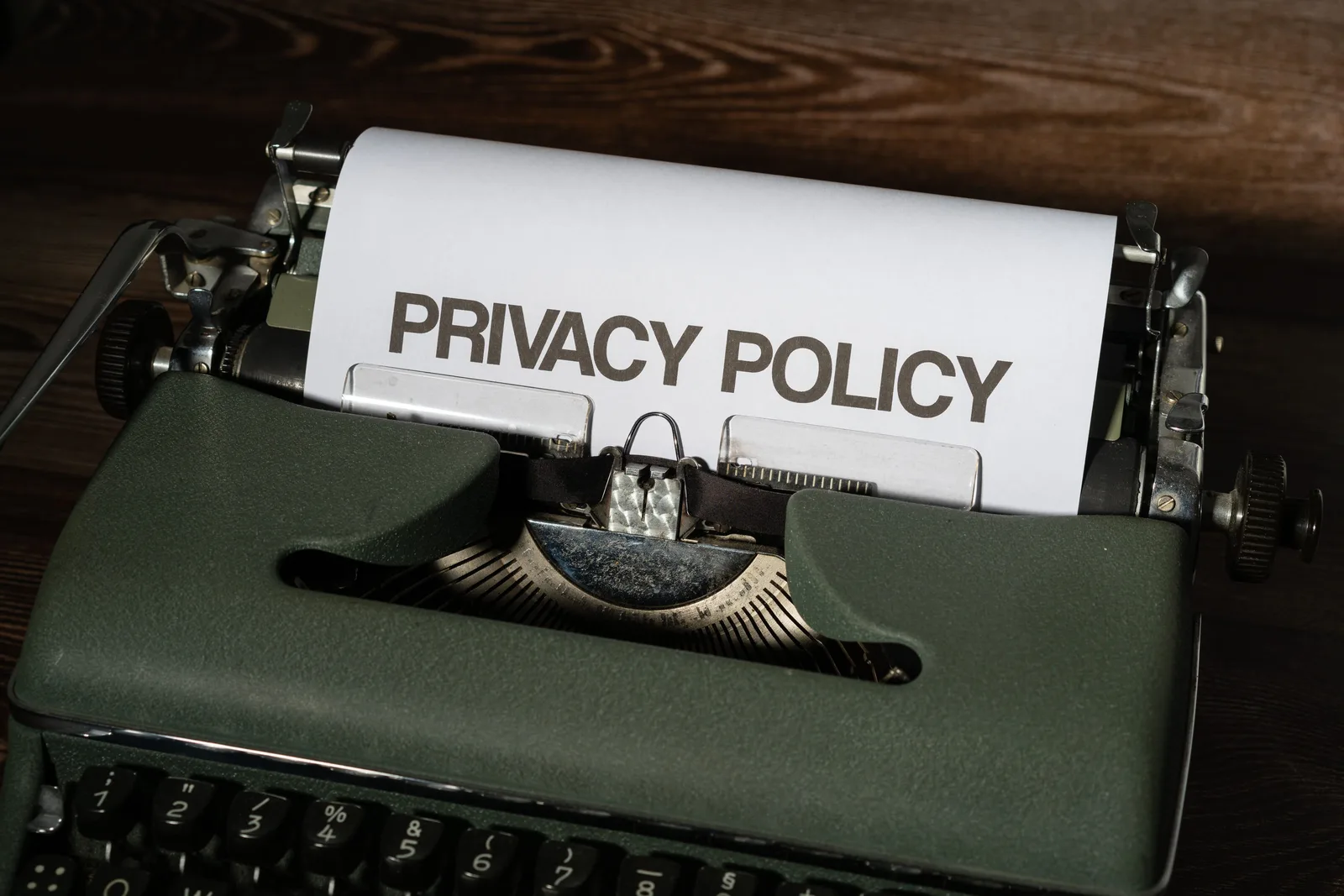 Close-up of a vintage typewriter with a sheet titled Privacy Policy. Cyber insurance for a US firm with Canadian customers: PIPEDA, Law 25 and policy coverage