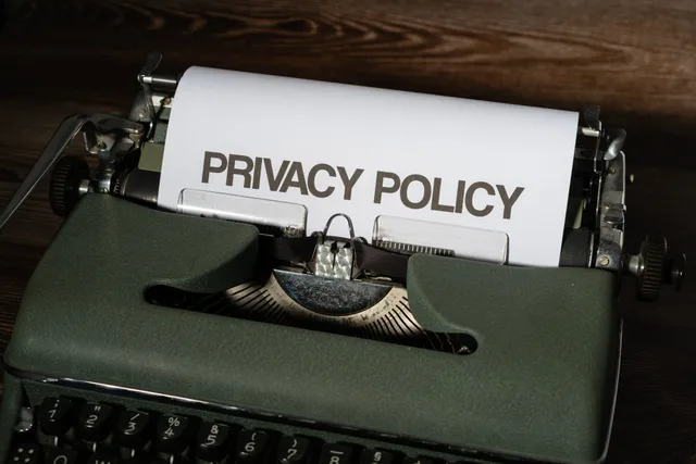 Close-up of a vintage typewriter with a sheet titled Privacy Policy. Cyber insurance for a US firm with Canadian customers: PIPEDA, Law 25 and policy coverage